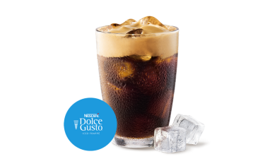 Kupillinen Iced Frappé-kahvia ja kapseleita