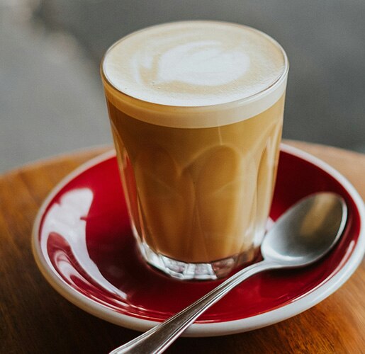 Cortado-kahvi lasissa